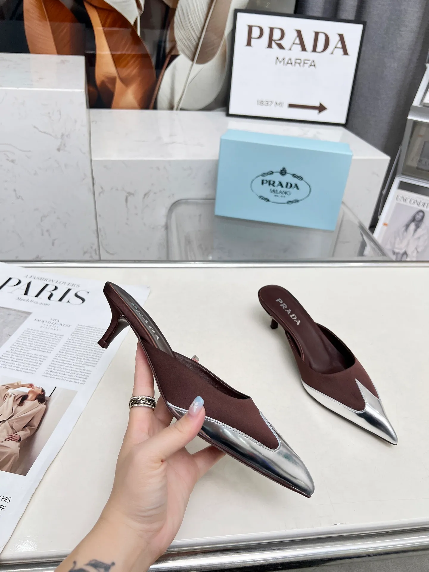 👟👟Ex-factory price 520👟👟 🏧2025 T show Mule shoes, silk pointed toe series🏧 (highest version with top packaging) PRADA 2025𝐬𝐬Prada new product, (top version) is coming! prada25 "T-stage show style" mainly promotes hot-selling styles, made of silk material and TPU Muller series spring and summer single shoes and sandals series. Made of high-quality silk satin and Tpu mirror material, a full range of simple light plate logo hot stamping. ——————————————————❣️ 2025SS PRADA spring and summer simple style, it looks so good. Various Internet celebrities have planted popular styles, awakening the imagination of skirt trains, corsets and bra curves, streamlined to the extreme ~ super popular series of hot products, with iconic logos on the heels or on the feet, as well as prismatic pointed toes, and angular lines are clearly defined.  Prada spring2025’s latest presentation is also wonderful with different styles! This season's Prada styles are simpler in design than before. They don't deliberately pursue a trendy or sporty feeling. They are all natural. The colors are also made of bright spring and summer eye-catching colored silks with pointed toes. They are so simple and beautiful. 😋The original shoes are developed and purchased from Italian counters, and are reproduced 1:1 according to the original taste. The newly opened low heel of 4cm has the same concave and convex height as the original version, creating a variety of sandals and slippers: low heel, pointed toe and half drag. 💛❤️ 💛❤️ ⚛Baotou low heel 4cm. ⚛Sale size: 35-41 (customized at 42.43) ⚛Top silk satin fabric + sheepskin lining + Italian triple-A cowhide bottom. 💙"Multiple colors, all official colors can be produced".